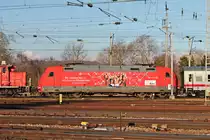Seitenportrait von 101 094-1  Zukunft Bahn , als diese von der 363 150-4 am Nachmittag des 14.02.2018 und mit ein paar IC-Wagen ins ICE-Werk in Basel Bad Bf geschoben wurde.