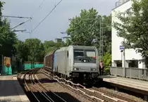 185 677-2 von Railtraxx  kommt aus Richtung Aachen-West auf dem falschen Gleis mit einem langen gemischten Güterzug aus Antwerpen-Waaslandhaven(B) nach Linz-Voestalpine(A) und fährt durch Aachen-Schanz in Richtung Aachen-Hbf,Aachen-Rothe-Erde,Stolberg-Hbf(Rheinland)Eschweiler-Hbf,Langerwehe,Düren,Merzenich,Buir,Horrem,Kerpen-Köln-Ehrenfeld,Köln-West,Köln-Süd.
Aufgenommen vom Bahnsteig von Aachen-Schanz.
Bei Sommerwetter am Nachmittag vom 13.6.2019.