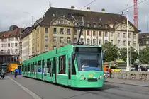 Be 6/8 Combino 325, auf der Linie 8, überquert die Mittlere Rheinbrücke. Die Aufnahme stammt vom 11.06.2019.