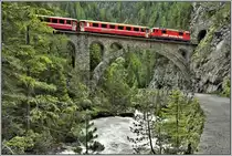 In der Zügenschlucht zwischen Wiesen und Davos Monstein schwingt sich das Brombenzviadukt über die alte Zügenstrasse und den Fluss Landwasser. R1824 mit einem BDt Steuerwagen und der Lok Ge 4/4 II 618  Bergün/Bravuogn  ist auf dem Weg nach Davos Platz. (16.06.2019)