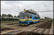 MVTV 02-10 fährt hier am 17.5.2019 um 11.42 Uhr in Richtung Bratislava durch den Bahnhof Trnovec nad Vahom.