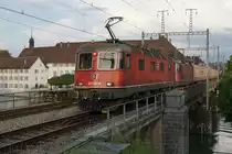 Güterzug 60034 RBL-GEPR mit Re 10/10 vor eindrücklicher Kulisse beim Passieren der Aarebrücke Solothurn am Abend des 19. Juni 2019. An der Spitze dieses Zuges eingereiht ist die Re 620 040-6  MÜNCHENSTEIN .
Foto: Walter Ruetsch 