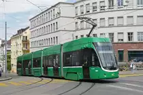 Be 4/6 Flexity 6017 (Piccolo), auf der Linie 16, fährt bei der Haltestelle Markthalle ein. Die Aufnahme stammt vom 15.06.2019.