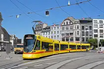Nun beginnt die zweite Bauphase am Bahnhof SBB. Die Geleise und die Haltekanten der Linie 10 und 11 werden erneuert. Die Linie 10 und 11, fahren jetzt über das Gleis 1 und dann quer über den Bahnhofplatz. Hier verlässt der Be 6/10 Tango 181, auf der Linie 10, den Bahnhofplatz Richtung Haltestelle Peter Merian. Die Aufnahme stammt vom 17.06.2019.