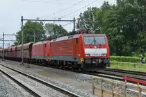 189 042-5 und eine Schwesterlok waren Ende Mai 2019 mit einem Güterzug in Blerick unterwegs.
