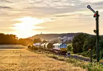 077 014-4 fährt am Abend in Hiltersdorf mit einem gemischten Güterzug vorüber.Bild 19.6.2019