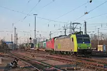 Durchfahrt am Nachmittag des 14.02.2018 von Re 485 004-6 zusammen mit BRLL/XRAIL 185 595-6  Ruth  als Wagenlok und einem  T.T.S. -KLV durchs nördliche Vorfeld vom Badischen Bahnhof von Basel in Richtung Rangierbahnhof Muttenz.