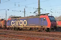 Lokportrait von Re 482 033-8  Baseler Rheinhäfen , als diese am 14.02.2018 mit dem DGS 49069 (Karlsruhe Rbf - Basel SBB Rbf) durch den Badischen Bahnhof von Basel in Richtung Zielbahnhof fuhr.