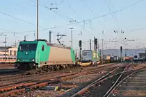 Nach einem kurzen Zwischenhalt auf Gleis 1, fuhr am Nachmittag des 14.02.2018 die ATLU/RTX 185 609-5 mit ihrem Cotnainerzug aus dem Badischen Bahnhof von Basel in Richtung Deutschland.
