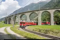 RhB Berninabahn ABe 4/4 III 56 und 55 mit einem Bernina-Express am 15. Juni 2019 bei Durchfahrt des Kreisviadukts Brusio.