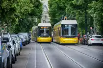 Linie M13 (Wedding-Warschauer Straße) - Wagen 8014 und 8034 Baureihe Flexity in Holteistraße, Berlin-Friedrichshain. Aufnahme: 8. Juni 2019.