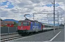 Europäische Lok-Klassiker aus den 70ern und 80ern auch heute noch im Einsatz: die SBB Re 421 394-8 fährt mit ihrem EC nach München in neu gestalteten Bahnhof von Lustenau durch.

23. Sept. 2018