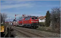 Europäische Lok-Klassiker aus den 70ern und 80ern auch heute noch im Einsatz: die DB V 218 432-3 erreicht mit einem RE von Aulendorf kommend Nonnenhorn.

16. März 2019