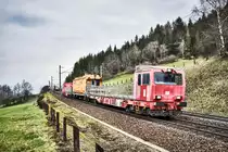 Der Tunnelrettungszug, mit X 690 503-8 an der Spitze, fährt auf dem Weg nach Spittal-Millstättersee, bei Penk, die Tauernbahn-Südrampe hinunter.
Im Hintergrund der Richtung Dortmund fahrende EC 114  Wörthersse .
Aufgenommen am 13.4.2019.