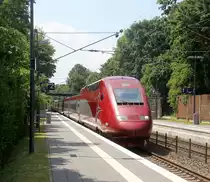 Der Thalys aus Paris(F) nach Köln-Hbf(D) und kommt aus Richtung Aachen-Hbf und fährt durch Aachen-Eilendorf in Richtung Köln. Aufgenommen vom Bahnsteig 2 in Aachen-Eilendorf. Bei Sommerwetter am Nachmittag vom 15.6.2019.