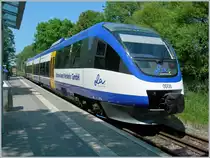 Neben dem  Rasenden Roland  bedient auch die  Ola  (Ostland Verkehr GmbH), hier der VT 0008, den DB Bahnhof Lauterbach Mole.
10. Juni 2007