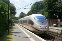 Der ICE3 DB aus Brüssel-Süd(B) nach Frankfurt-am-Main-Hbf(D) und kommt aus Richtung Aachen-Hbf,Aachen-Rothe-Erde und fährt durch Aachen-Eilendorf in Richtung Stolberg-Hbf(Rheinland)Eschweiler-Hbf,Langerwehe,Düren,Merzenich,Buir,Horrem,Kerpen-Köln-Ehrenfeld,Köln-Hbf. 
Aufgenommen vom Bahnsteig 1 in Aachen-Eilendorf. 
Bei Sommerwetter am Nachmittag vom 15.6.2019.