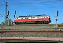 Nachschuss auf 232 309-5 DB, die in Halle (Saale), Karl-von-Thielen-Straße (Gebiet der DR), auf der Ostumfahrung für den Güterverkehr von einem Schüttgutzug abkoppelte und nun als Tfzf in nördlicher Richtung fährt, um wenig später 187 126-8 DB diesen übernehmen zu lassen.
[25.4.2019 | 16:01 Uhr]