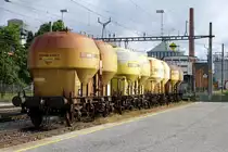 Vier Ucs SBB Spezialwagen für Staubgut standen am 6. Juni 2019 in Aarberg fürs Ausladen bereit. Transportiert wurden Güter der SCHWEIZER SALINEN AG, Möhlin für den Werkhof.  
Walter Ruetsch