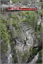R1825 nach Filisur mit Ge 4/4 II 617  Ilanz  in der Zügenschlucht bei Wiesen. (16.06.2019)