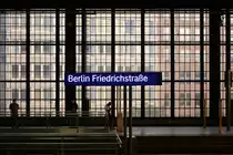 Bahnhofsschild auf dem Bahnsteig von Berlin Friedrichstraße. Aufnahme: 9. Juni 2019.