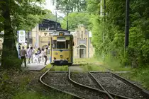 Straßenbahn Woltersdorf- Die Strecke beginnt am S-Bahnhof Rahnsdorf an der Niederschlesisch-Märkischen Bahn, etwa einen Kilometer Luftlinie von der Endhaltestelle Rahnsdorf/Waldschänke der Berliner Straßenbahn entfernt. Die Kuppelendstelle der Woltersdorfer Straßenbahn liegt nördlich der Straße nach Fichtenau.
Aufnahme: 10. Juni 2019.