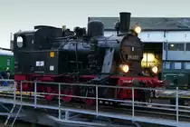 11.06.2016, Im Bw Arnstadt war heute Nachtfotoparade. Auf der Drehscheibe präsentiert sich Lok 89 6311. Sie wurde im Jahre 1936 bei Henschel&Sohn in Kassel als Weiterentwicklung der preußischen T3 gebaut. Nach dem Krieg und der notwendigen Aufarbeitung kam sie im Raw Engelsdorf als Werklok 96 zum Einsatz. In den 60er Jahren wechselte die Maschine zur Torgauer Hafenbahn (Lok 2). Letzte HU im Raw Görlitz, der Einsatz endete 1976. Das VM Dresden hatte kein Interesse an der Übernahme, die Verschrottung stand an. Eisenbahnfreunde aus Erfurt retteten die Lok und übernahmen sie 1979. 1992 kam sie nach Arnstadt. Heute gehört sie dem DB-Museum, eine betriebsfähige Aufarbeitung wird geprüft.