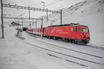 Matterhorn Gotthard Bahn auf dem Oberalppass in Fahrtrichtung Andermatt