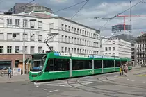 Be 6/8 Combino 311, auf der Linie 8, verlässt die Haltestelle Markthalle. Die Aufnahme stammt vom 15.06.2019.