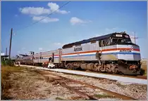 Richtung Süden unterwegs, scheint der Halt des Amtrak-Zuges New York - Miami in Winter Haven sich dem Ende zuzuneigen, zumindest steigt der Lokführer wieder in die Lok und somit dürfte der Zug seine Reise bald fort zu setzen. 
Für die Traktion zuständig ist die Amtrak F40PH 390. 

Analogbild vom November 1991