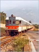 Der FS Aln 668 1707 und 1706 verlasen als Regionalzug 4103 von Meran nach Mals den Halt Marling/Marlengo. 

Damals war die Strecke akut von der Einstellung bedroht, was sich einige Jahres später ja auch geschah, heute fahren hier wieder Züge und die Stecke soll elektrifiziert werden. 

21. Juli 1984