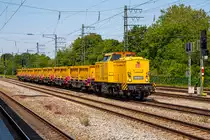 
Die 203 301-7 (92 80 1 203 301-7 D-DB) der DB Netz AG, , ex DR 110 675-6, ex DR 112 675-4, ex DB 202 675-5, fährt am 04.06.2019 mit einem Aushubzug/Abraumzug (bestehend aus Containertragwagen der Gattung Sgmmns 2 beladen mit je 2 Schmitz Cargobull 20ft. Abraumcontainer) durch den Bahnhof München-Pasing. 

Die V 100.1 wurde 1974 bei LEW (VEB Lokomotivbau Elektrotechnische Werke „Hans Beimler“, Hennigsdorf) unter der Fabriknummer 14376 gebaut und als 110 675-6 an die DR ausgeliefert.

1983 erfolgte der Umbau und Umzeichnung in DR 112 675-4, die Umzeichnung in DR 202 675-5 erfolgte 1992 und ab 01.01.94 dann DB 202 675-5, die Ausmusterung bei der DB erfolgte 2000 und ging dann an SFZ - Schienenfahrzeugzentrum Stendal (heute ALS - ALSTOM Lokomotiven Service GmbH, Stendal), hier erhielt sie einen neuen CAT-Motor und wurde entsprechend in 203 301-7 umbezeichnet. Im Jahr 2001 ging sie dann als 203 301-7  Dieter  an die DB Bahnbau und 2004 an die DB Netz AG.

TECHNISCHE DATEN:
Spurweite: 1.435 mm (Normalspur)
Achsanordnung: B'B'
Höchstgeschwindigkeit: 100 km/h
Kleinste Dauerfahrgeschwindigkeit: 18 km/h
Dienstgewicht: 69 t
Länge über Puffer: 14.240 mm
Radsatzabstand im Drehgestell: 2.300 mm
Drehzapfenabstand: 7.000 mm
Kleinster befahrbarer Gleisbogenradius: 100 m

Motortyp: Caterpillar 3512 B DI-TA
Motorart: 12-Zylinder-Dieselmotor mit Direkteinspritzung, Abgasturbolader und Ladeluftkühlung
Motorleitung: 1.305 kW (1.775 PS) bei 1.600 U/min
Hubraum: 51,8 l (Bohrung-Ø 170 x Hub 190 mm)
Motorgewicht: 6.537 kg
Getriebe: Voith Strömungsgetriebe GSR 30/5,7