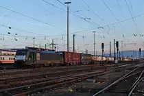 Mit einem Containerzug fuhr am Abend des 14.02.2018 die MRCE/SBBCI ES 64 F4-207 (189 207-4) über Gleis 4 durch den Badischen Bahnhof von Basel in Richtung Deutschland.