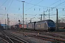 Am Abend des 14.02.2018 fuhr Re 465 002-4  Gornergrat  zusammen mit Re 465 011-5  Wisenberg  und einem langen Containerzug, welchen sie seit Weil am Rhein bespannten, durchs nördliche Vorfeld des Badischen Bahnhof von Basel in Richtung Rangierbahnhof Muttenz.