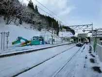 Moderne Schneeräumungsfahrzeuge im Einsatz in Minami Otari, von der anderen Seite gesehen. Dieses Fahrzeug gehört einer privaten Streckenunterhaltsfirma. Rechts ein Zug von JR East (Serie E127) für die Weiterfahrt nach Matsumoto.  3.März 2013 
