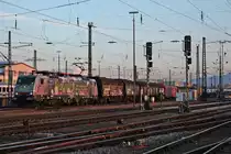 Ausfahrt am Abend des 14.02.2018 von MRCE/SBBC ES 64 F4-090 (189 990-5)  Novelis/Göttingen  mit dem DGS 48620 ( Sierre  - Muttenz - Göttingen Gbf) von Gleis 5 des Badischen Bahnhof von Basel in Richtung Weil am Rhein.
