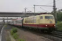 Am 29.06.2013 zieht 103 235 IC 2012 Münster-Oberstdorf durch die Station Mannheim-Arena/Maimarkt in Richtung Heidelberg. 