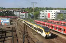 Am 24.04.2018 erreicht ein von 442 209 angeführtes Hamsterpärchen als RE aus Freudenstadt/Rottweil den Bahnhof Stuttgart-Vaihingen. 