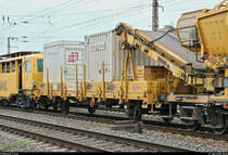 Blick auf einen schweizerischen Flachwagen der Gattung  Ks  (21 85 3300 851-? CH-ERD) der Eiffage Rail Niederlassung der Eiffage Infra-Bau SE, der in einem Bauzug mit 218 469-5  Betty Boom  der Railsystems RP GmbH eingereiht ist und, von Naumburg(Saale)Hbf kommend, in Großkorbetha auf der Bahnstrecke Halle–Bebra (KBS 580) fährt.
[27.4.2019 | 10:26 Uhr]