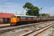 GEK 4045 (Co'Co', de, General Electric, Bj.1966, Fab.Nr. 35951) am 22.Juni 2019 vor dem ORD 260 von Nam Tok in der Thon Buri Station.