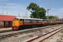 GEK 4045 (Co'Co', de, General Electric, Bj.1966, Fab.Nr. 35951) am 22.Juni 2019 vor dem ORD 260 von Nam Tok in der Thon Buri Station.