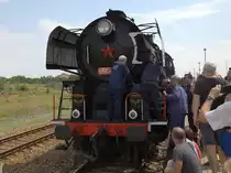 Die Reparatur der Luftpumpe der Lok 556 0506 lockt viele Schaulustige an.
Keiner meckert oder schimpft.In Rudna u Prahu befindet sich gegenüber dem Bahnhof eine Tankstelle, selbige übernimmt die Getränkeversorgung der Reisenden. 22.06.2019 11:14 Uhr , Bahnhof Rudna u Prahu.