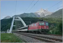 Die HVZ IR 90 vom Wallis nach Lausanne verkehren grundsätzlich im Gegenlicht; da die Züge meist von Re 4/4 II gezogen werden, sind sie trotzdem ein begehrtes Fotomotiv. Das Bild zeigt die Re 4/4 II 11158 mit dem IR 90 1906 von Sion nach Genève Aéroport beim Überqueren der Rhone Brücke kurz vor Bex im noch schattigen Rhone Tal. 

25. Juni 2019