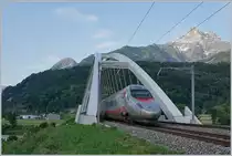 Licht, aber noch keine Sonne zeigte sich bei der Rhonebrücke zwischen Bex und St-Maurice, als ein FS Trentilia ETR 610 als EC 35 von Genève nach Milano unterwgs die Rhone und damit die Kantonsgrenze überquert.

25. Juni 2019