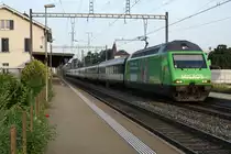 Höchst seltener Gast im ICN 5 - Land Solothurn.
Re 460 080-5  MIGROS  vor einem EW IV - Pendel anlässlich der Bahnhofsdurchfahrt Solothurn-West am 25. Juni 2019.
Foto: Walter Ruetsch