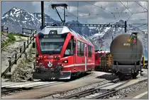 R1652 mit ABe 8/12 3508 kreuzt in Alp Grüm den TW 47 mit Güterlast. (19.06.2019)