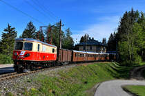 Am 11. Mai 2019 fand auf Initiative eines Berliner Reiseveranstalters eine Sonderfahrt mit einer in den Zustand der 1970er Jahre gebrachten Garnitur auf der Bergstrecke der Mariazellerbahn statt. Die E14 der NÖVOG hatte zu diesem Zwecke einen Pflatsch und die Nummerierung 1099.14 erhalten. Beim Wagensatz, der aus einem GGm/s, einem BD/s und drei B/s bestand, wurden die Ötscherbär-Logos entfernt. Nachdem ich die Mariazellerbahn zu ÖBB-Zeiten leider nie besucht hatte, war diese Aktion für mich die Gelegenheit, die Strecke kennenzulernen und Bilder wie anno dazu mal anzufertigen. Die Wetteraussichten waren leider sehr schlecht, trotzdem versuchte ich mein Glück vor Ort und zumindest am Morgen schien noch die Sonne. Der Sonderzug fuhr zunächst als Leergarnitur von Laubenbachmühle nach Puchenstuben. Dort wurde gestürzt und es ging zurück nach Winterbach, wo die Reisegruppe aufgenommen wurde. Bei der ersten Durchfahrt durch den Bahnhof Winterbach entstand diese Aufnahme.