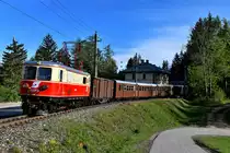 Am 11. Mai 2019 fand auf Initiative eines Berliner Reiseveranstalters eine Sonderfahrt mit einer in den Zustand der 1970er Jahre gebrachten Garnitur auf der Bergstrecke der Mariazellerbahn statt. Die E14 der NÖVOG hatte zu diesem Zwecke einen Pflatsch und die Nummerierung 1099.14 erhalten. Beim Wagensatz, der aus einem GGm/s, einem BD/s und drei B/s bestand, wurden die Ötscherbär-Logos entfernt. Nachdem ich die Mariazellerbahn zu ÖBB-Zeiten leider nie besucht hatte, war diese Aktion für mich die Gelegenheit, die Strecke kennenzulernen und Bilder wie anno dazu mal anzufertigen. Die Wetteraussichten waren leider sehr schlecht, trotzdem versuchte ich mein Glück vor Ort und zumindest am Morgen schien noch die Sonne. Der Sonderzug fuhr zunächst als Leergarnitur von Laubenbachmühle nach Puchenstuben. Dort wurde gestürzt und es ging zurück nach Winterbach, wo die Reisegruppe aufgenommen wurde. Bei der ersten Durchfahrt durch den Bahnhof Winterbach entstand diese Aufnahme.