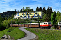 Nach dem Umspannen im Bahnhof Puchenstuben ging es zurück nach Winterbach. Die Teilnehmer der Fotofahrt konnten mit dem Blick auf das Hotel Restaurant Winterbach, in dem die meisten von ihnen auch untergebracht waren, bereits das erste Klassiker-Motiv auf der Mariazellerbahn umsetzen. Die Lokalität hat sich auf Eisenbahn-Fanatiker eingerichtet, das Essen wird einem mit einer Modellbahn von LGB an den Tisch gebracht (11. Mai 2019).