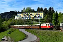 Nach dem Umspannen im Bahnhof Puchenstuben ging es zurück nach Winterbach. Die Teilnehmer der Fotofahrt konnten mit dem Blick auf das Hotel Restaurant Winterbach, in dem die meisten von ihnen auch untergebracht waren, bereits das erste Klassiker-Motiv auf der Mariazellerbahn umsetzen. Die Lokalität hat sich auf Eisenbahn-Fanatiker eingerichtet, das Essen wird einem mit einer Modellbahn von LGB an den Tisch gebracht (11. Mai 2019).